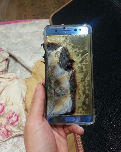 24일 새벽 충전 중 폭발했다고 주장하며 한 소비자가 올린 '갤럭시노트7' 모습.     뽐뿌 제공